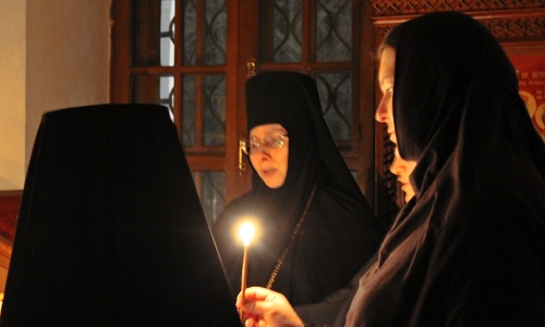 Владыка Феодор совершил ночное богослужение на Подворье монастыря